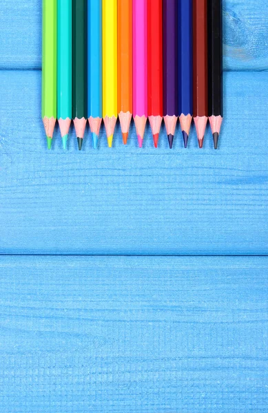 Lápices de colores en pizarras azules, accesorios escolares, espacio de copia para texto —  Fotos de Stock