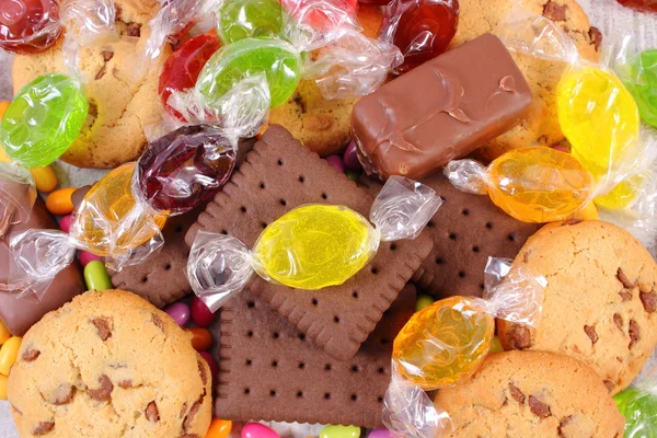 Montón de dulces y galletas de colores, demasiados dulces — Foto de Stock