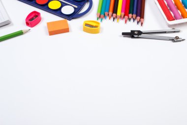 Okul aksesuarları okul kavramı, başa beyaz arka plan üzerinde metin için yer kopyalayın