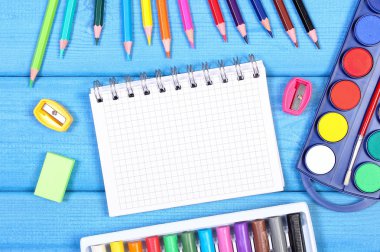 Okul aksesuarları okul kavramı, başa mavi kurullarında metin için yer Not Defteri'nde kopyalayın.