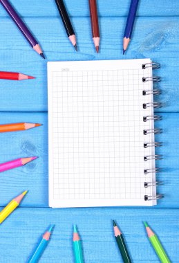 Renkli boya kalemi ve not etmek üstünde mavi panoları, okul aksesuarları, metin için yer kopyalayın