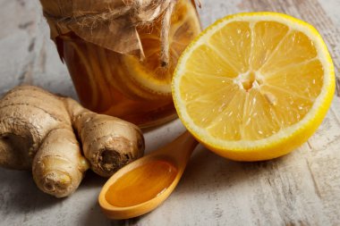 Taze limon, bal ve zencefil üzerinde ahşap masa, sağlıklı beslenme