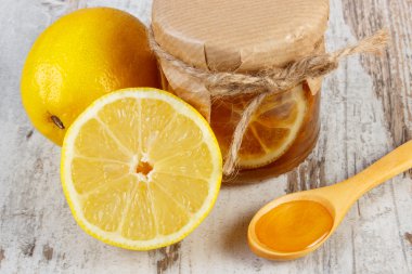 Taze limon ve bal ahşap tablo, sağlıklı beslenme