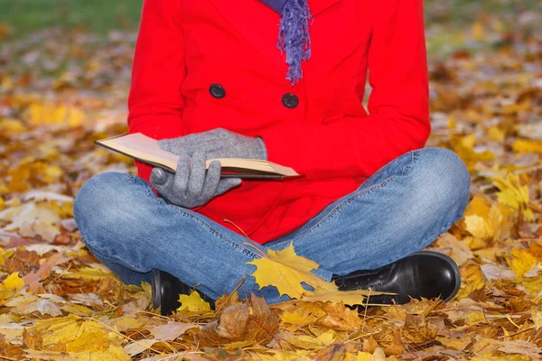 Sonbahar parkında kitap okuyan kadın. — Stok fotoğraf