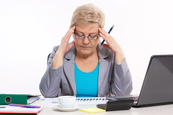 Anciana mujer de negocios analizando las cartas financieras en el escritorio en la oficina, concepto de negocio — Foto de Stock