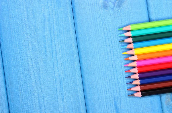 Lápices de colores en pizarras azules, accesorios escolares, espacio de copia para texto —  Fotos de Stock