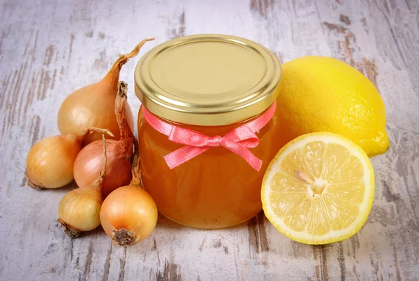 Свежий органический мед в стеклянной банке, лук и лимон, здоровое питание и укрепление иммунитета — стоковое фото