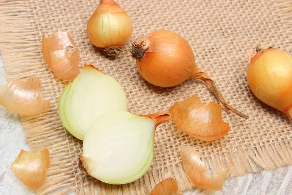 Frische Zwiebeln auf Jutescreme, gesunde Ernährung und Stärkung der Immunität — Stockfoto