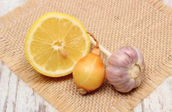 Fresh onion, garlic and lemon, healthy nutrition and strengthening immunity — Stock Photo, Image