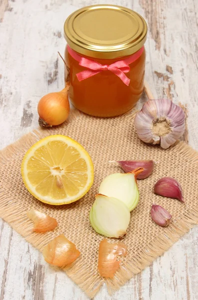 Лук, чеснок, лимон и мед в стеклянной банке, здоровое питание и укрепление иммунитета — стоковое фото