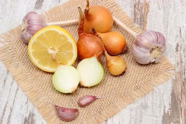 Frische Zwiebeln, Knoblauch und Zitrone, gesunde Ernährung und Stärkung der Immunität — Stockfoto