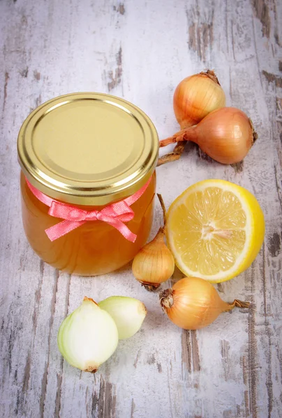 Φρέσκο βιολογικό μέλι σε γυάλινο βάζο, κρεμμύδια και λεμόνι, υγιεινή διατροφή και ενίσχυση της ανοσίας — Φωτογραφία Αρχείου