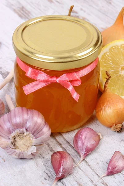 Honey in glass jar, onion, lemon and garlic, healthy nutrition and strengthening immunity — 图库照片