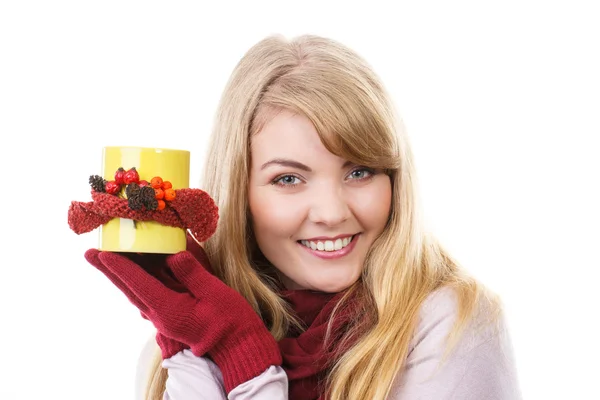 Ragazza sorridente in guanti di lana che tiene decorato tazza di tè, decorazione autunnale — Foto Stock