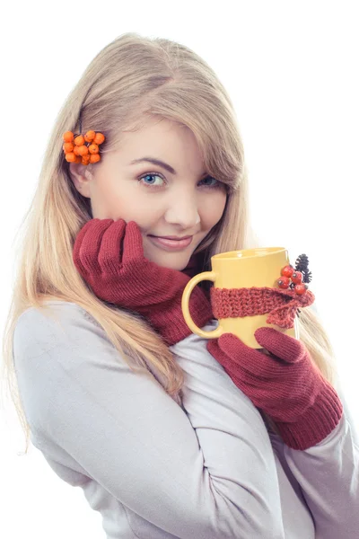 Vintage-Foto, glücklich lächelndes Mädchen in Wollhandschuhen mit einer Tasse Tee umwickeltem Schal — Stockfoto