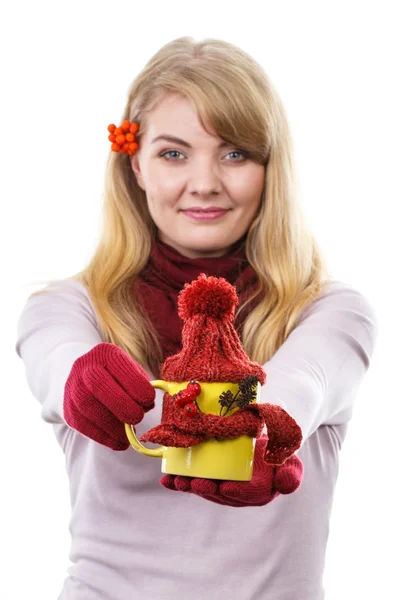 Lachende meisje in handschoenen houden kopje thee met wollen sjaal en cap — Stockfoto
