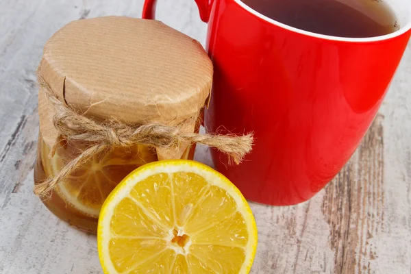 Fersk sitron med honning og tekopp på trebord, sunt ernæring – stockfoto