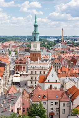 Poznan, Polonya - 28 Haziran 2016: Town hall, eski ve modern binalarda şehir Poznan Polonya