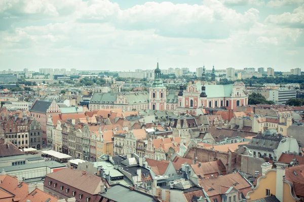 Poznan, Polonia - 28 de junio de 2016: Vintage foto, Vista sobre los edificios y la iglesia colegiata en la ciudad polaca Poznan — Foto de Stock