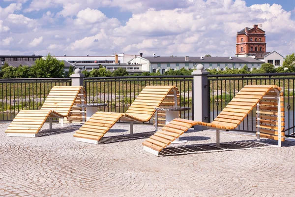 Конин, Польша - 18 июня 2016 г.: Гостиные кресла для отдыха на набережной польской реки Варта в городе Конин — стоковое фото