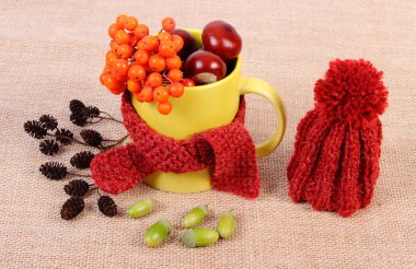 Sonbahar Kupası bezemeli eşarp ve yün kap çuval bezi üzerinde sarılı
