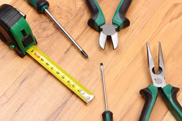 Herramientas de trabajo para ingeniero en superficie de madera, tecnología — Foto de Stock