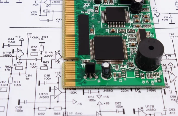 Placa de circuito impresso deitado no diagrama de eletrônica, tecnologia — Fotografia de Stock