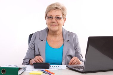 Office, satış planı, iş kavramı analizini masasında çalışan yaşlı bir iş kadını