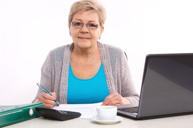 Yaşlı kadın kıdemli faturalar onun ev, Finansal güvenlik yaşlılık sayma
