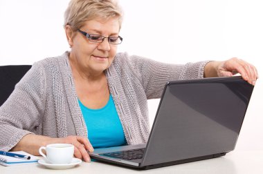Evde masa üstünde laptop kapanış yaşlı kadın kıdemli