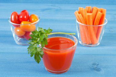 Domates suyu ve mavi masa, sağlıklı beslenme sebze