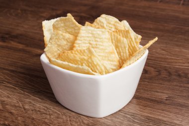 Patates cips gemide, sağlıksız gıda kavramı kase tuzlu