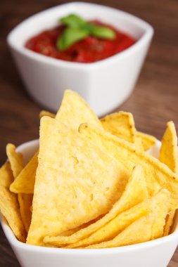 Tuzlu patates cips ve sos kase gemide, sağlıksız gıda kavramı