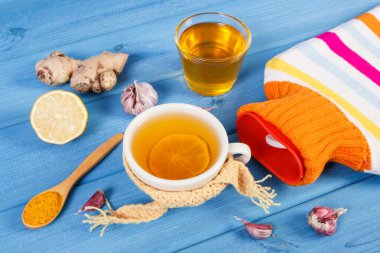 Sıcak su şişesi, çay ve hazırlık ısınma içecek için malzemeler