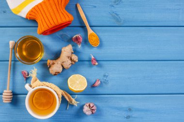 Sıcak su şişesi, çay ve hazırlık ısınma içecek için malzemeler