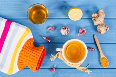 Sıcak su şişesi, çay ve hazırlık ısınma içecek için malzemeler