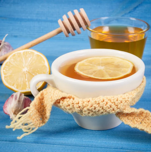 Taza de té con limón e ingredientes para preparar bebidas calientes — Foto de Stock