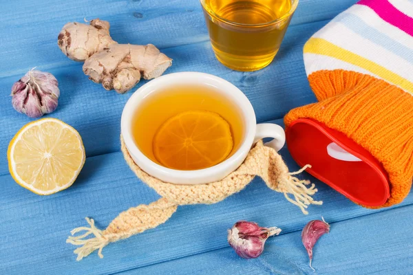 Varmtvannsflaske, kopp te og ingredienser til tilberedning av drikke – stockfoto