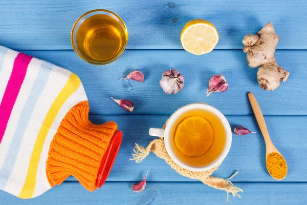 Sıcak su şişesi, çay ve hazırlık ısınma içecek için malzemeler