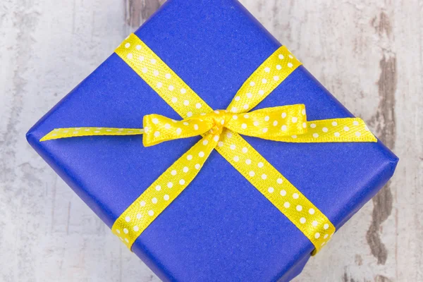 Blå present till jul eller andra hyllning på planka — Stockfoto