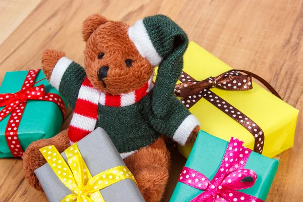 Osito de peluche con regalos coloridos para Navidad u otra celebración — Foto de Stock