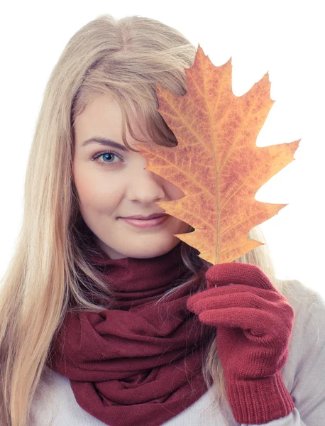 Винтажное фото, Смолящая девочка в перчатках, держащая осенний лист — стоковое фото