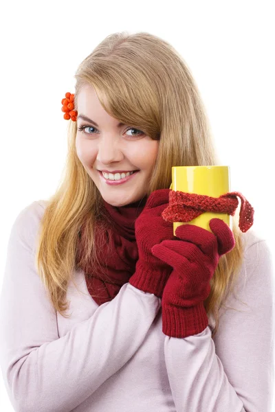 Felice ragazza sorridente in guanti di lana in possesso di una tazza di tè avvolto sciarpa — Foto Stock