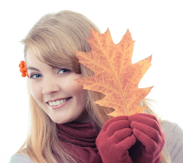 Vintage foto, gelukkig lachend meisje in handschoenen houden herfst blad — Stockfoto