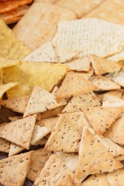 Yığını tuzlu cips ve çerez, sağlıksız gıda kavramı