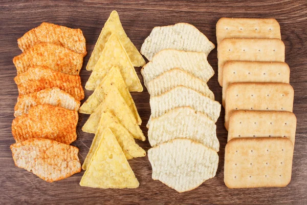 Ropogós süti és sózott chips, egészségtelen ételek fogalmának — Stock Fotó
