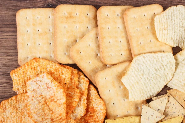 Pico de batatas fritas salgadas e biscoitos, conceito de comida não saudável — Fotografia de Stock