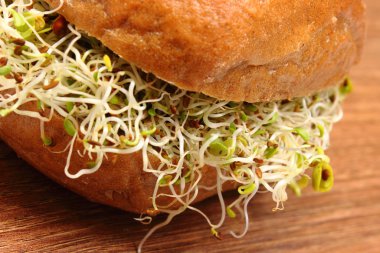 Kepekli ekmek rulo yonca ve turp filizi ile