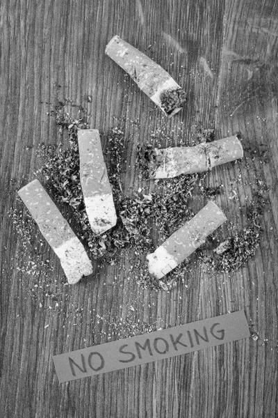 Cigarettacsikkek és hamu, egészséges életmód cigaretta nélkül — Stock Fotó