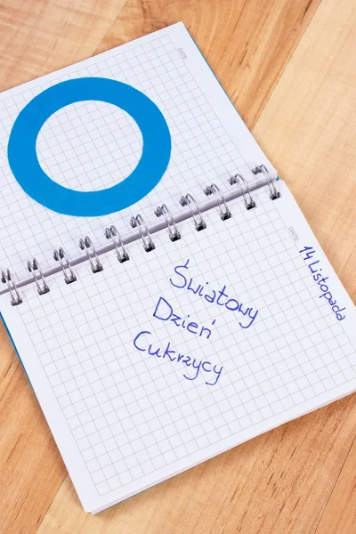 Inscrição polonesa Dia Mundial do Diabetes em notebook e círculo azul, símbolo do diabético — Fotografia de Stock